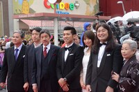 映画「洗骨」監督のガレッジセール・ゴリ（左から4人目）。