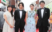 「島ぜんぶでおーきな祭」のレッドカーペットに登場した（左から）大九明子監督、中村倫也、黒川芽以、シソンヌじろう。