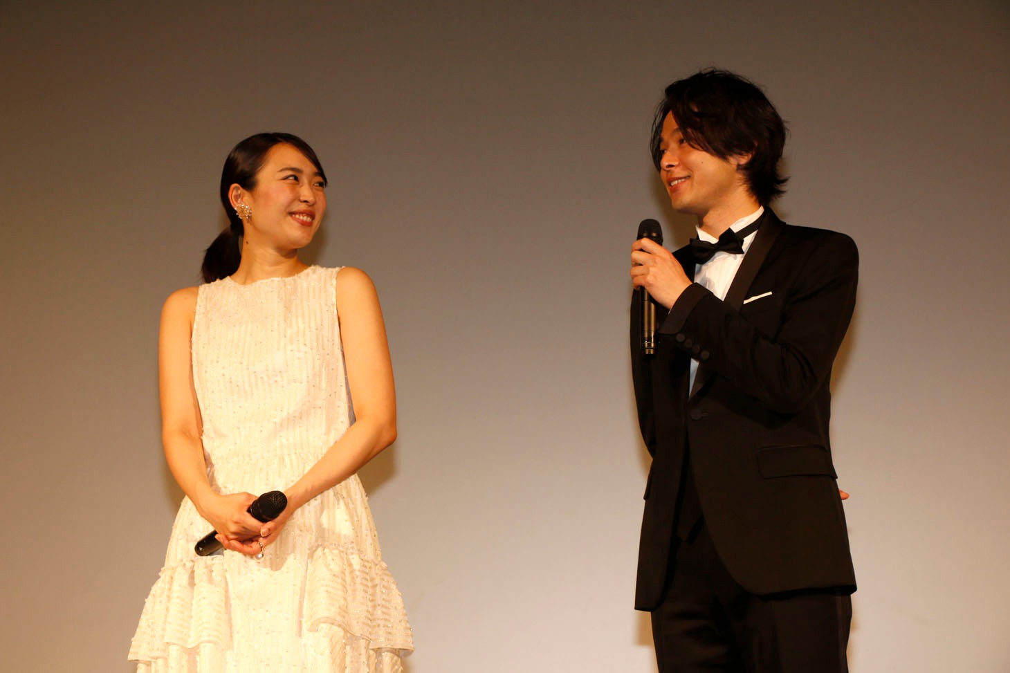 「美人が婚活してみたら」舞台挨拶の様子。