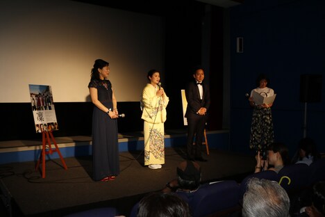 映画「凜」舞台挨拶の様子。