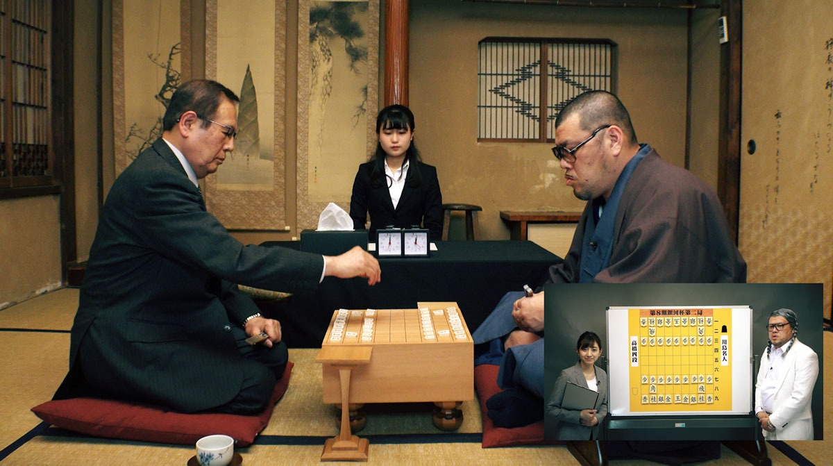 野性爆弾くっきー監督「実況 銀河杯将棋」のワンシーン。