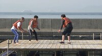 「海上デンジャラス相撲」に挑むアキナ（左）。(c)ABC
