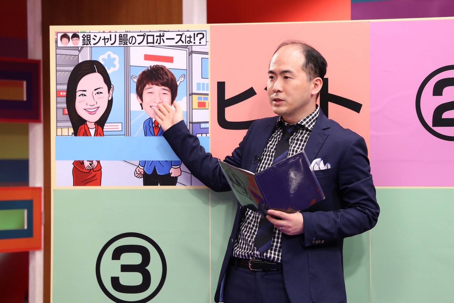 「採用！フリップNEWS」で芸人のプロポーズを紹介する、トレンディエンジェル斎藤。(c)中京テレビ