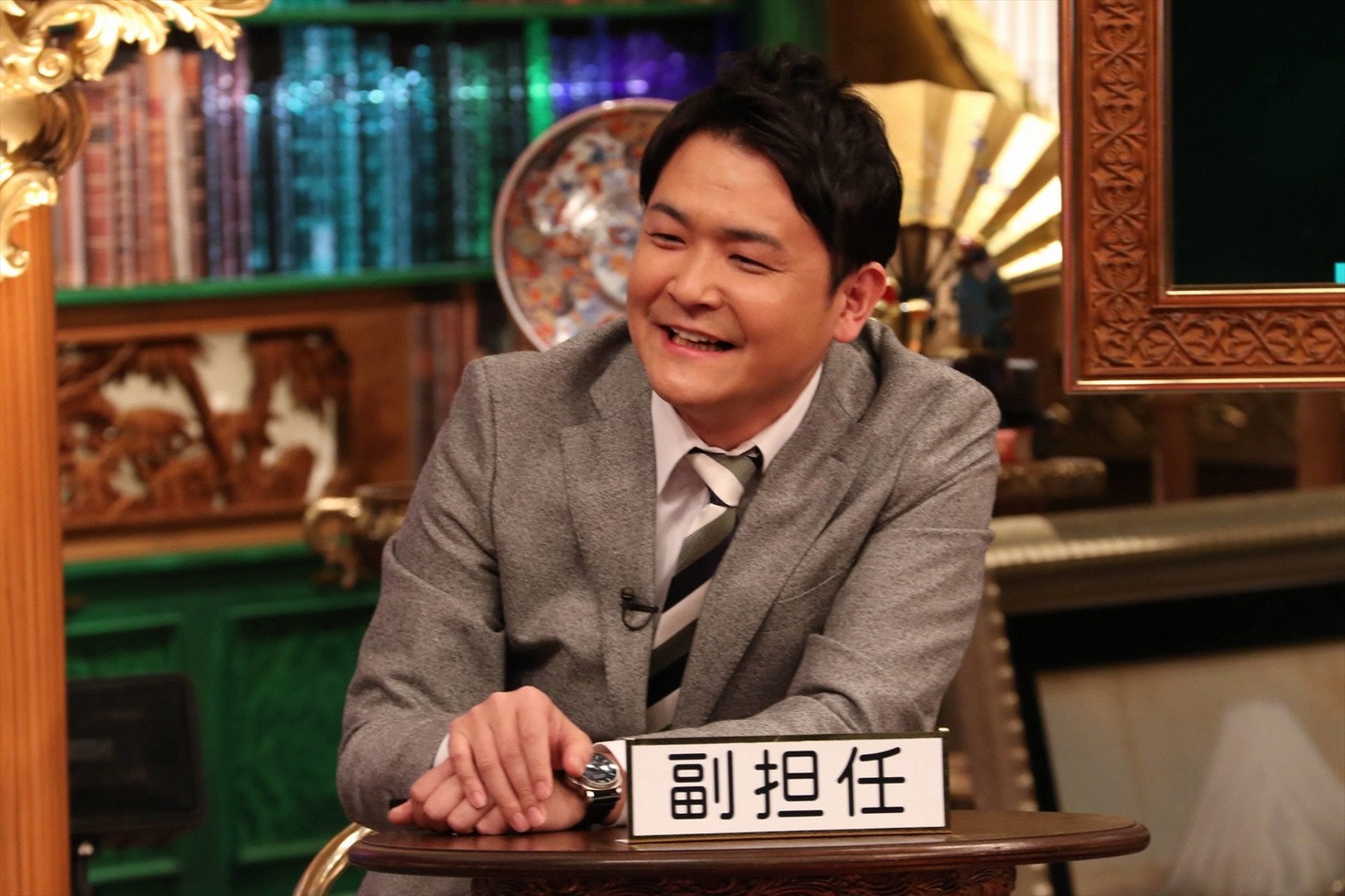 「林修のニッポンドリル」に、副担任として出演する千鳥ノブ。(c)フジテレビ
