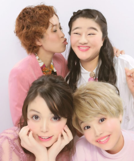 尼神インター（左）とガンバレルーヤ（右）が「SUU.」撮影したプリントシール。