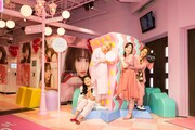 「moreru mignon」舞浜イクスピアリ店のフォトスポットで撮影する尼神インターとガンバレルーヤ。