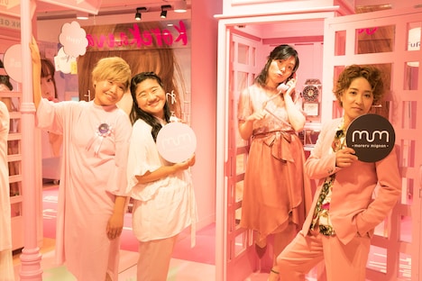 「moreru mignon」舞浜イクスピアリ店のフォトスポットで撮影する尼神インターとガンバレルーヤ。