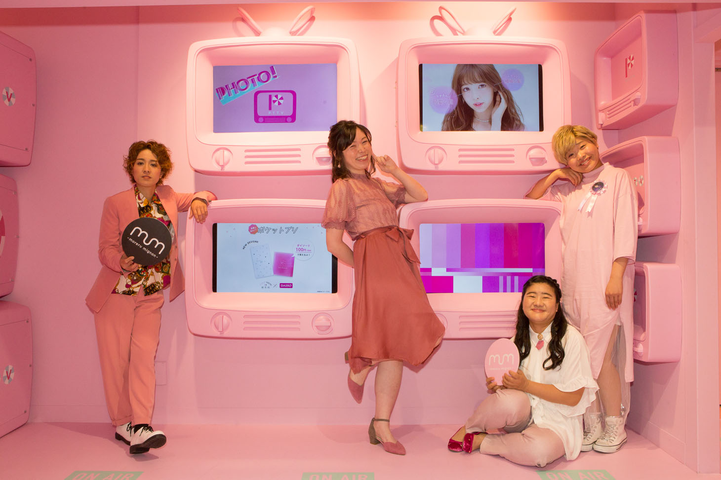 「moreru mignon」舞浜イクスピアリ店のフォトスポットで撮影する尼神インターとガンバレルーヤ。