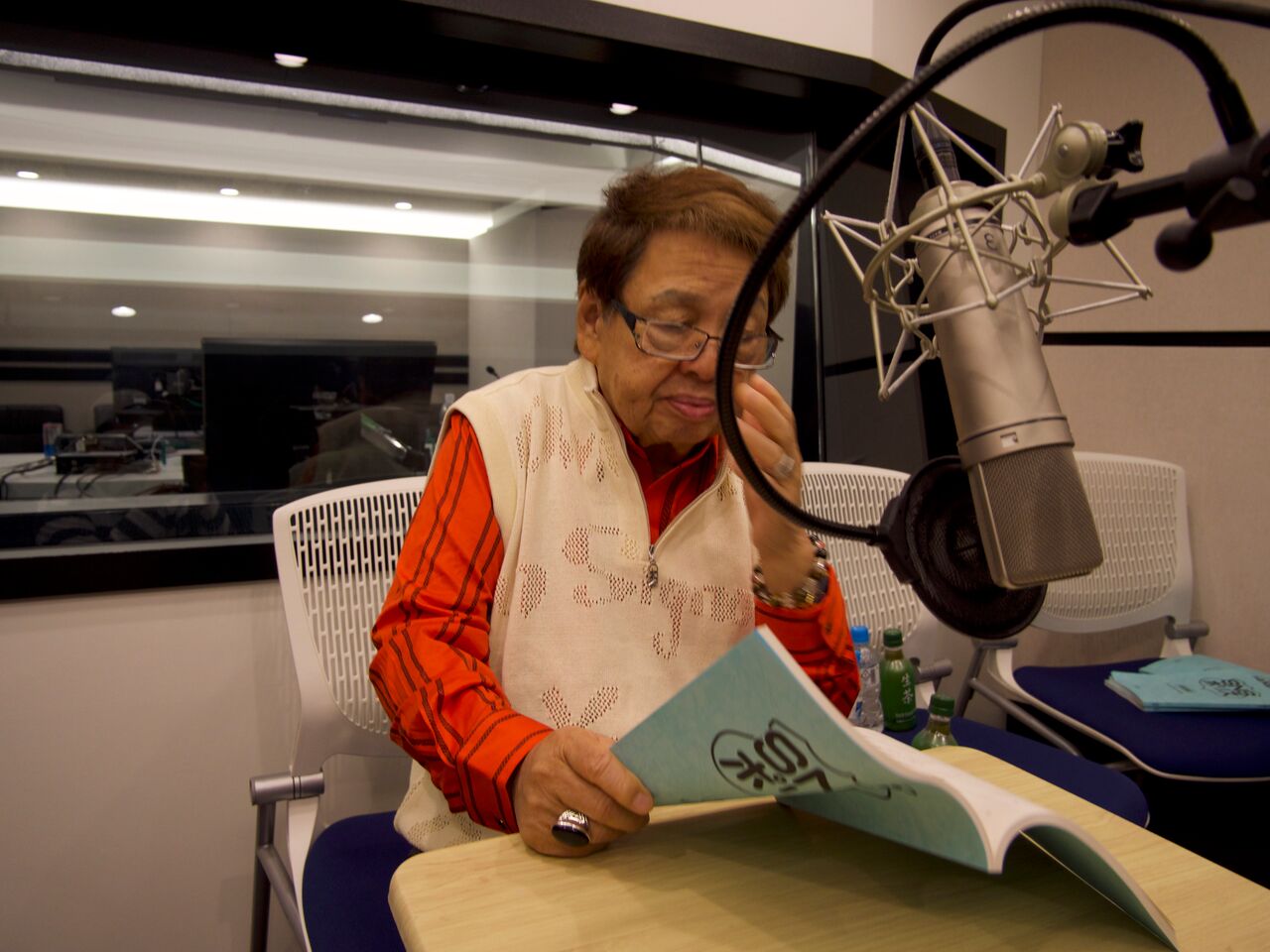 「SNSポリス」のアフレコに臨む高木ブー。