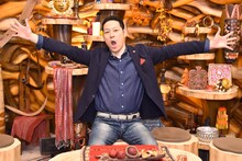 新番組「世界！極タウンに住んでみる」MCの東野幸治。