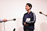 囲み取材に応じるカラテカ矢部。