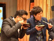 試食するとろサーモン。