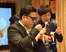 試食するとろサーモン。