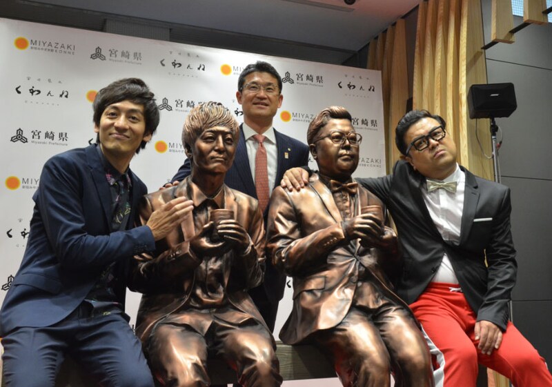 とろサーモンと新宿みやざき館KONNEに飾られるひなたの縁側像。