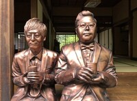 とろサーモンを模したひなたの縁側像。