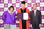 (左から)メイプル超合金、同志社大学副学長の藤澤義彦氏。