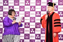 学生からの質問を読み上げる安藤なつ（左）と、カズレーザー（右）。