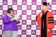 学生からの質問を読み上げる安藤なつ(左)と、カズレーザー(右)。