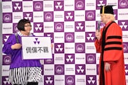 同志社大学の理念として受け継がれる難読の四字熟語の読み方を、安藤なつ(左)がカズレーザー(右)に出題する場面。