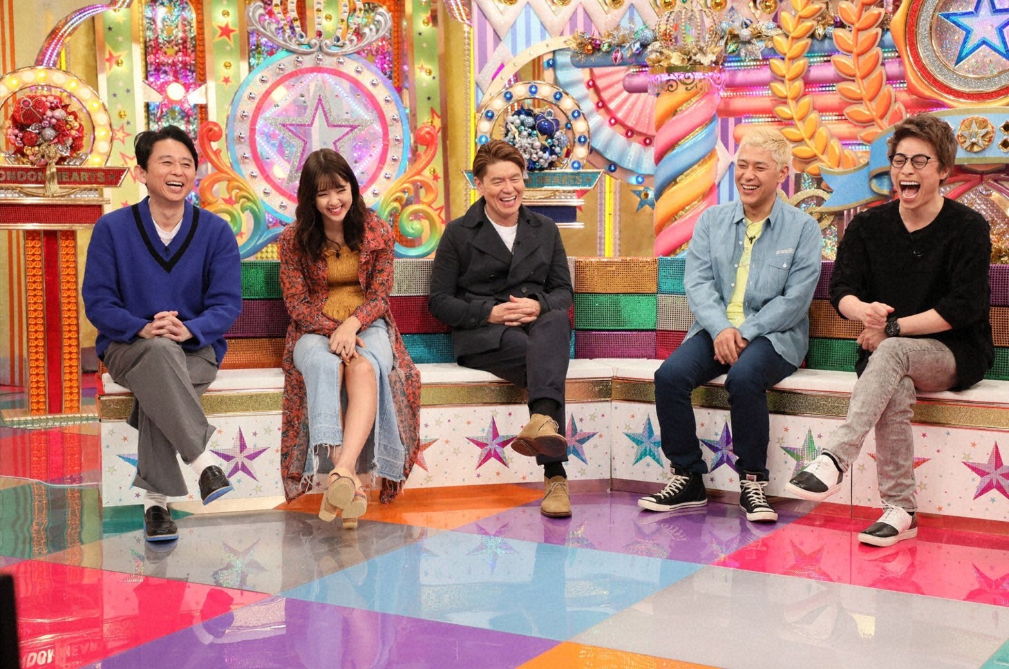 スタジオの（左から）有吉弘行、藤田ニコル、ヒロミ、ロンドンブーツ1号2号。(c)テレビ朝日