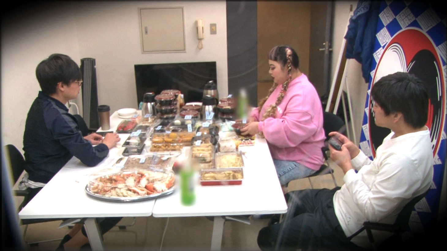 渡辺直美（中央）と、仕掛け人の平成ノブシコブシ。(c)テレビ朝日