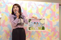 佐久間一行にもらった結婚式のウェルカムボードを見せる横澤夏子。