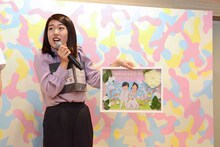 佐久間一行にもらった結婚式のウェルカムボードを見せる横澤夏子。