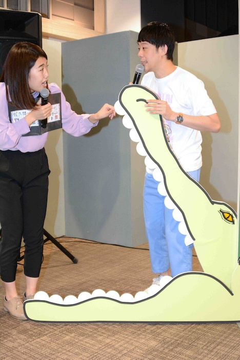 「優しいのにワニ」の口を開く佐久間一行（右）。