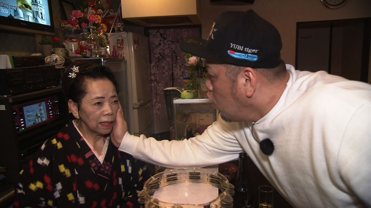 スナックのママに触る野性爆弾くっきー。(c)MBS