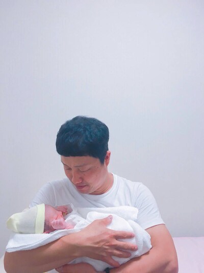 我が子を抱くWエンジン・えとう窓口。