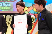 Tシャツのデザインを披露する吉田たち。