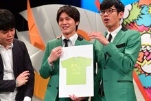 Tシャツのデザインを披露するトット。