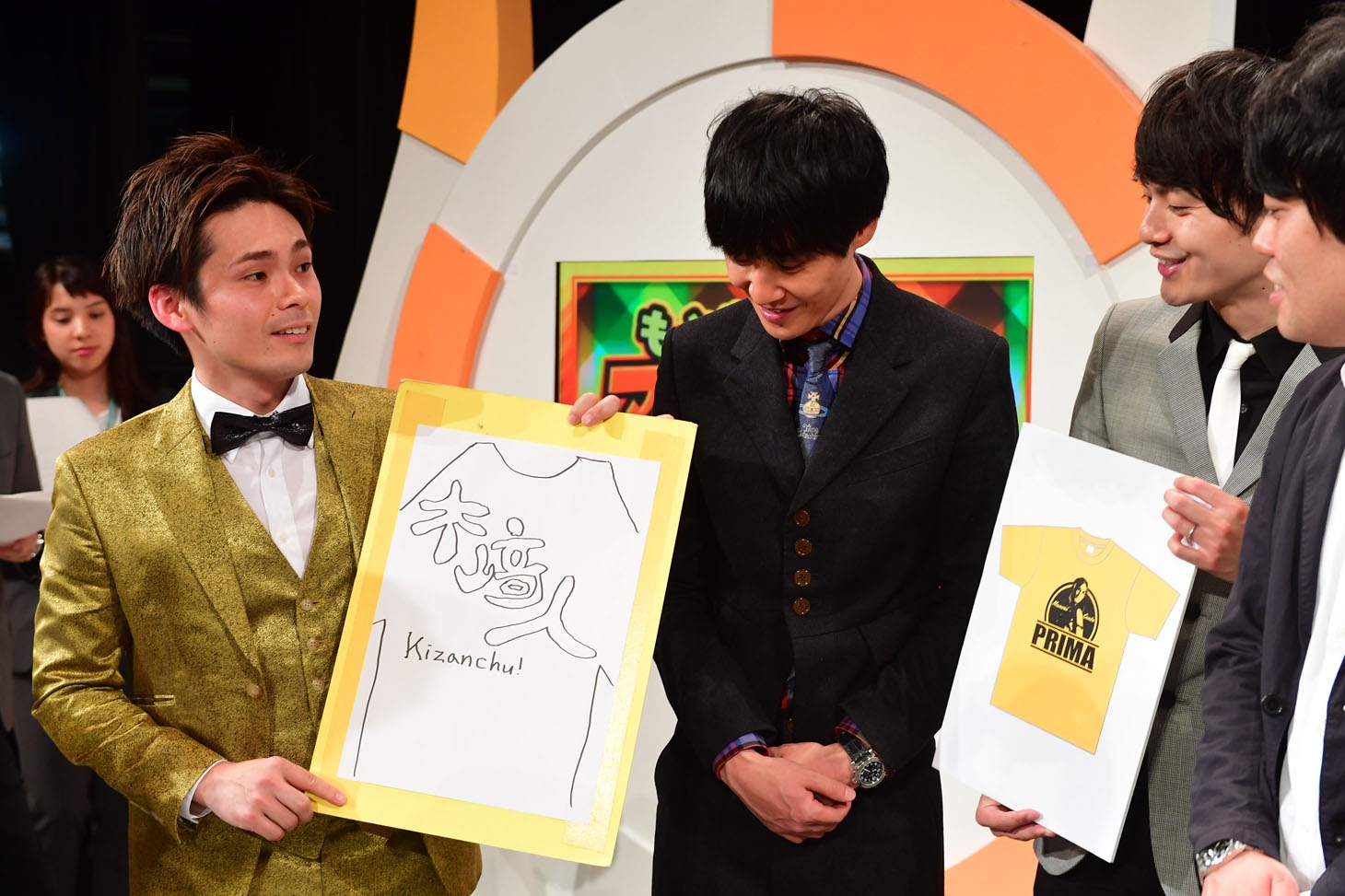 手描きのイラストでTシャツのデザイン案を披露する祇園・木崎（左）。