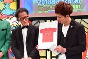 Tシャツのデザインを披露するアインシュタイン。