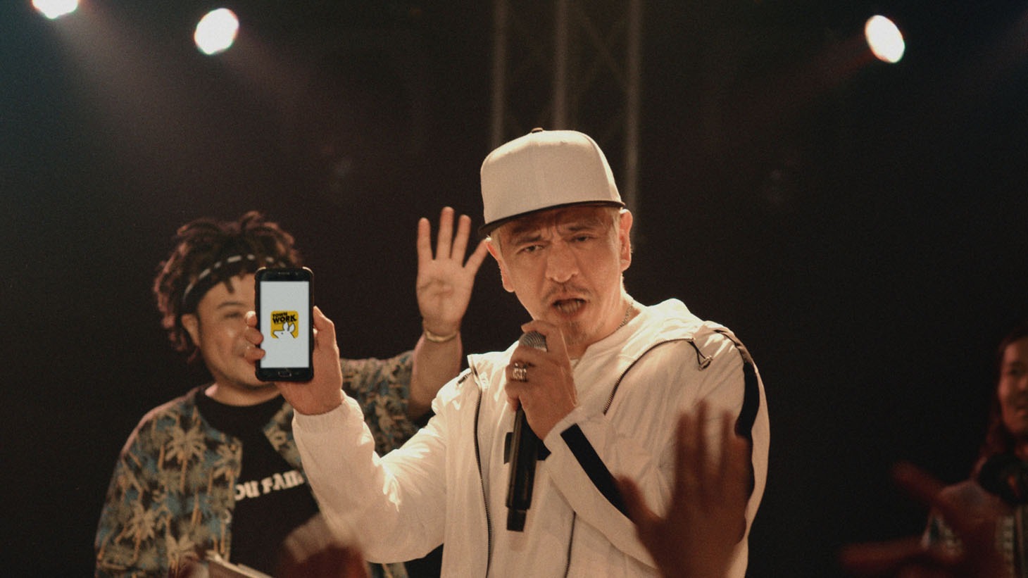 タウンワークのCM「ラップバトル篇」でラップを披露する松本人志。