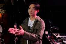 CM撮影後、インタビューに答えるKEN THE 390。