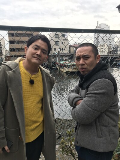 「千鳥の路地裏探訪」に出演する千鳥。(c)テレビ朝日