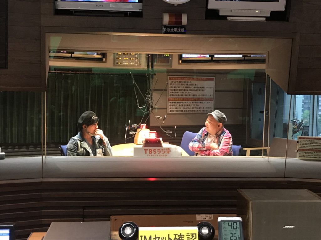 （左から）山崎裕太、内山信二。(c)TBSラジオ