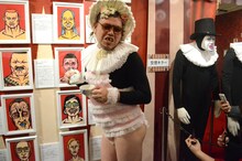 ファンに尻を見せる野性爆弾くっきー！。