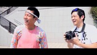 タケタリーノ山口演じる江戸っ子のタケさん（左）、前田ばっこー演じる外国人旅行者バコさん（右）。