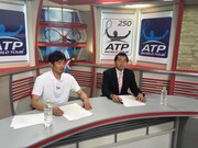 実況を担当するチョップリン西野（左）。