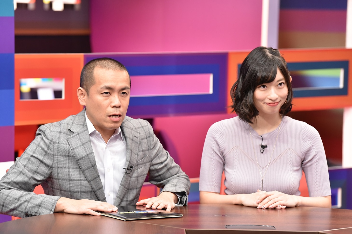 （左から）タカアンドトシ・トシ、倉持由香。(c)中京テレビ