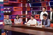古坂大魔王（前列右）によるプレゼンのワンシーン。(c)中京テレビ
