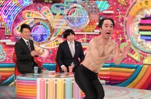 「アメトーーク！」にて展開される「緊急！江頭2:50SP」に出演する江頭2:50（手前）と雨上がり決死隊。(c)テレビ朝日