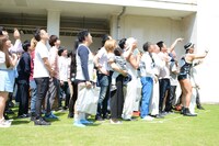 自分の合否を確認する芸人たち。