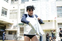 マスコミに小道具を配布するくまだまさし。