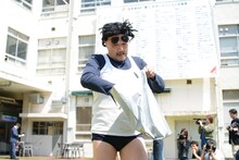 マスコミに小道具を配布するくまだまさし。