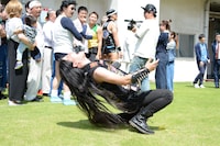 「切腹だー！」と叫んで倒れこむ橋山メイデン。