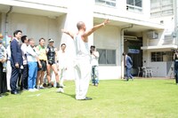 自身は落ちたものの、特技の応援で「吉本坂46」にエールを送るおいなりさん渋谷。