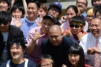 フォトセッション中、ひたすらカメラを睨みつけるコロコロチキチキペッパーズ・ナダル。